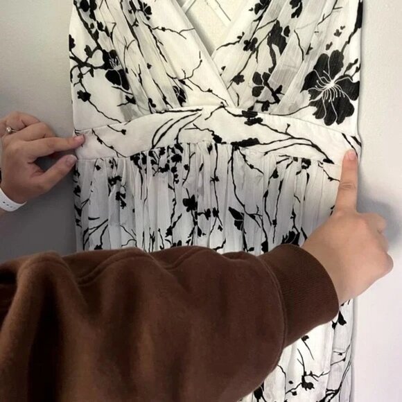 Meghan Los Angeles ENCHANTED GARDEN MAXI DRESS White & Black Floral Size Large - Picture 2 of 13